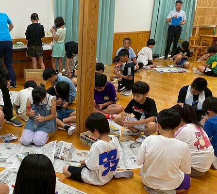 ランタンの制作に励む児童ら