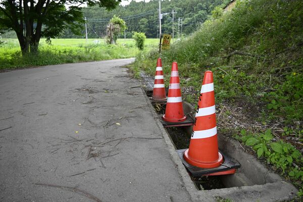 グレーチングが盗まれた現場。大田原市はカラーコーンを設置し注意喚起している＝２日午後、大田原市内
