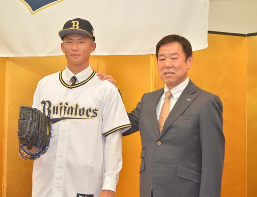 球団から贈られた能見選手使用のグラブを手に活躍を誓った曽谷（左）。右はオリックスの福良ＧＭ＝小山市内