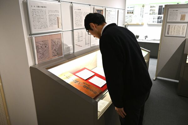 史料30点余りが並ぶ企画展「川でつながる日光と江戸－売木と筏川下げ－」