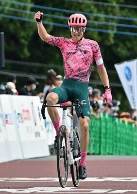 独走で優勝し喜ぶパウレス（ＥＦエデュケーション・イージーポスト）＝宇都宮市森林公園周回コース