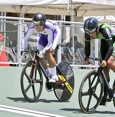 自転車男子スプリント３位決定戦　力走する作新の八重幡（左）＝鳥取県倉吉市の倉吉自転車競技場、広瀬華撮影
