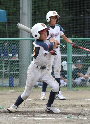 ２回、城山クラブの渡辺悠が右越えに３点本塁打を放つ＝三島Ａ球場
