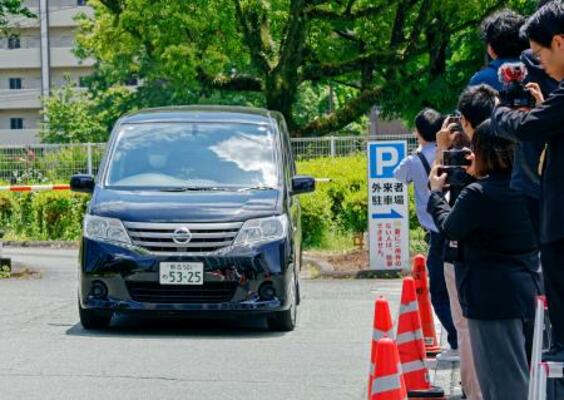 　送検のため熊本中央署を出る成松由紀夫容疑者を乗せた車＝８日午後１時３分