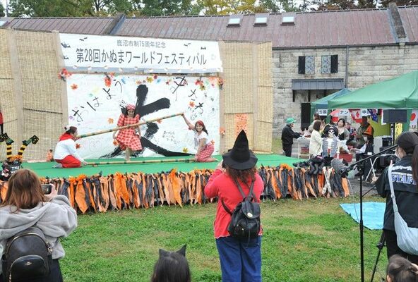 フィリピンの竹ダンスなどがひろうされたかぬまワールドフェスティバル