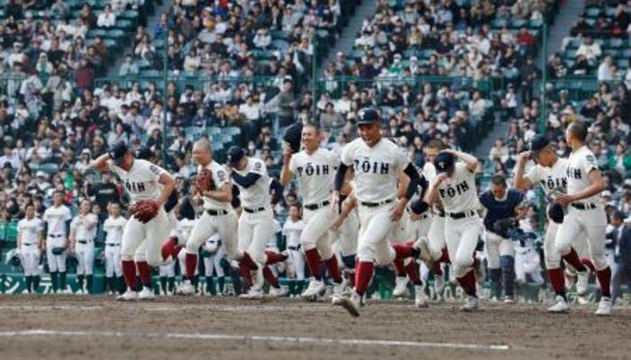 　専大松戸に勝利し、駆け出す大阪桐蔭ナイン＝甲子園