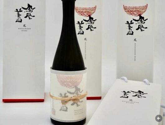 和紙の活版印刷ラベルの上に封紙が麻ひもで縛られた「鳳凰美田 鳳~おおとり~」