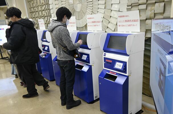 運転免許更新手続きなどで運用が開始された自動受付機＝９日午前９時、県運転免許センター