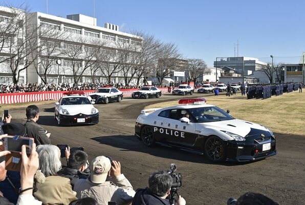 2020年の年頭視閲式で会場の県警察学校校庭を周回するパトカー＝2020年１月９日、宇都宮市若草２丁目