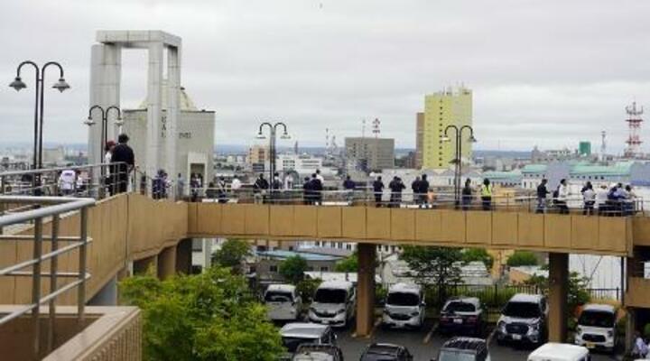 　ロシア・カムチャツカ半島付近を震源とする地震があり、北海道釧路市の津波一時避難場所に避難した人たち＝７月
