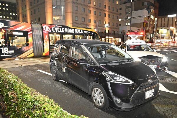 走行中のＬＲＴと衝突した乗用車（後方のＬＲＴは事故車両とは異なる車両）＝５日午後７時５分、宇都宮市内（画像は一部加工しています）