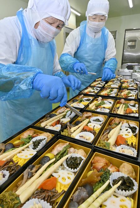 厨房にずらりと並ぶ記念駅弁の試作品=4日午前8時20分、益子町塙