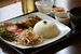 ランチメニューの「カンボジアチキンライス」。セットはスープ、付け合わせ、デザート付き