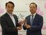 完成したオリジナルペンを紹介する花塚市長（左）と大橋会長