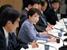政府与党連絡会議に出席した高市首相(中央)。2026年度補正予算案編成も含め、対応を検討するよう指示したと明らかにした=18日午後、首相官邸
