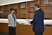 広瀬さん（左）に辞令を手渡す浅野市長