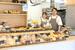 数多くの商品が並んだ店内に立つ早坂さん夫婦