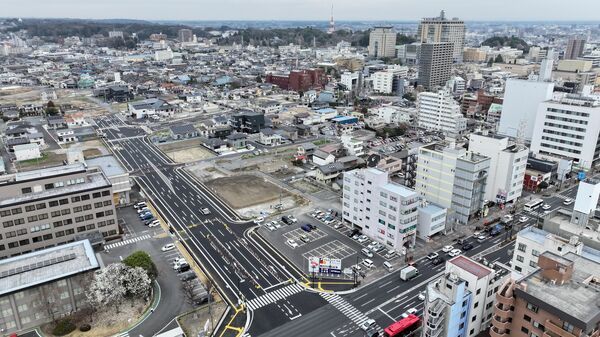 28日に開通する都心環状線。宇都宮地方裁判所（左下）の東側を通り、県庁方面へ折れる新規道路が完成した＝25日午前11時25分、宇都宮市小幡１丁目、ドローンから