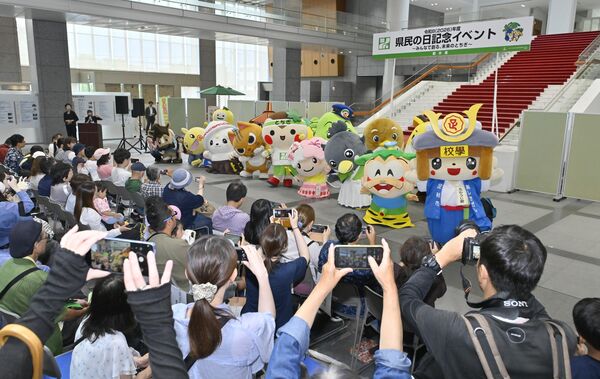 大勢の県民が訪れて盛り上がった「とちキャラーズステージ」＝13日午後０時55分、宇都宮市塙田１丁目