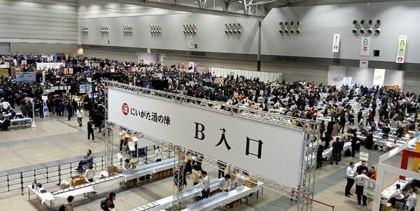 「２０２６にいがた酒の陣」が開かれ、１回５０００人が入った朱鷺メッセ＝３月８日、新潟市