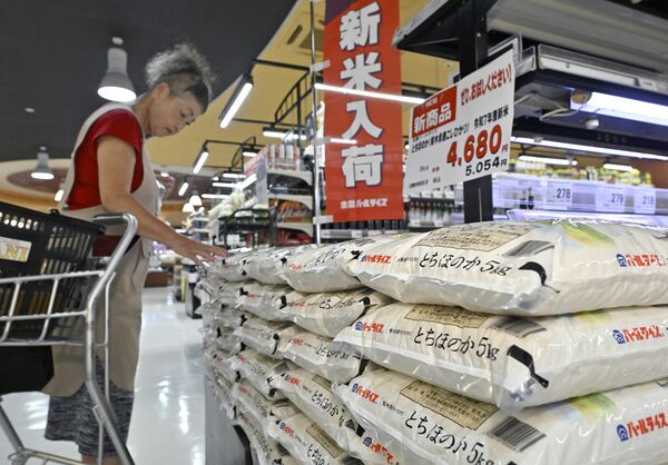 販売コーナーに積まれた県産の新米＝11日午後３時５分、宇都宮市元今泉４丁目