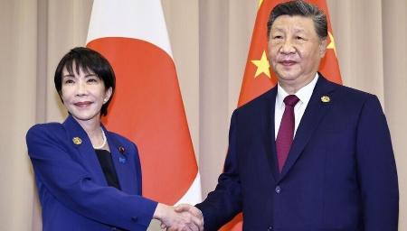 　日中首脳会談を前に中国の習近平国家主席（右）と握手を交わす高市首相＝10月31日、韓国・慶州