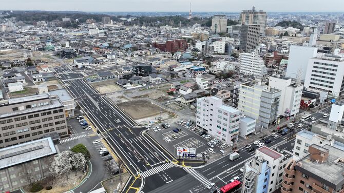 28日に開通する都心環状線。宇都宮地方裁判所（左下）の東側を通り、県庁方面へ折れる新規道路が完成した＝25日午前11時25分、宇都宮市小幡１丁目、ドローンから