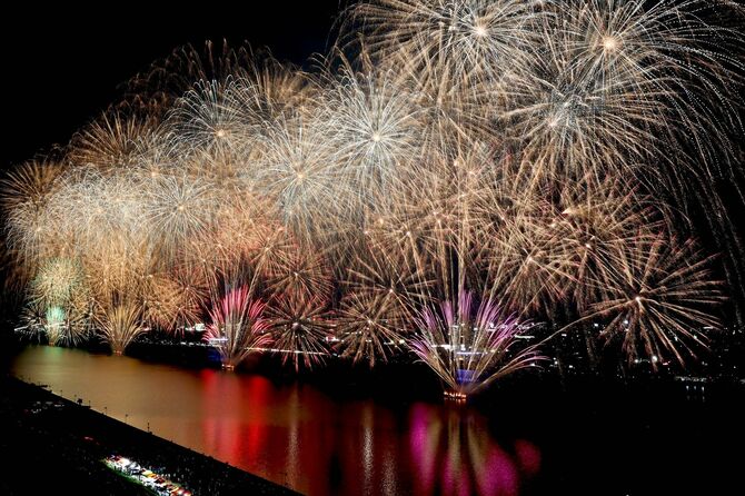11万１千人が訪れたことしのあしだ川花火大会＝８月15日