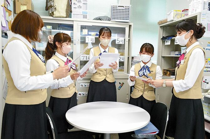 朝礼の風景。アテンダントの心得「アテンダント３箇条」を唱和