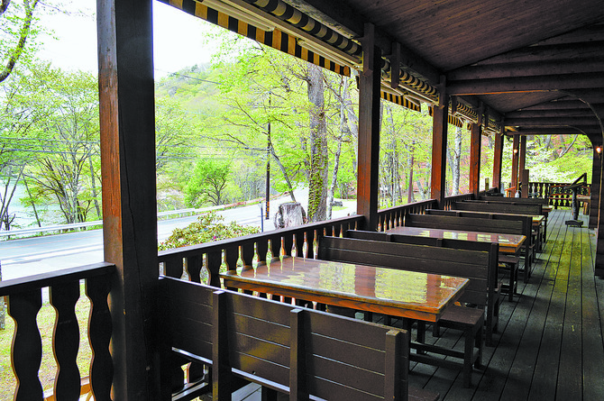 中禅寺湖を眺めながらランチが楽しめる。
