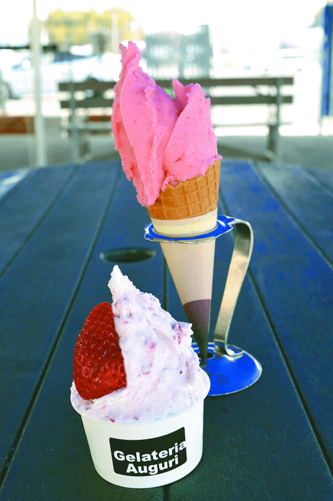 「生いちごミルク」（写真手前）と「いちご（とちあいか）のソルベ」（ワッフルコーンは＋50円）