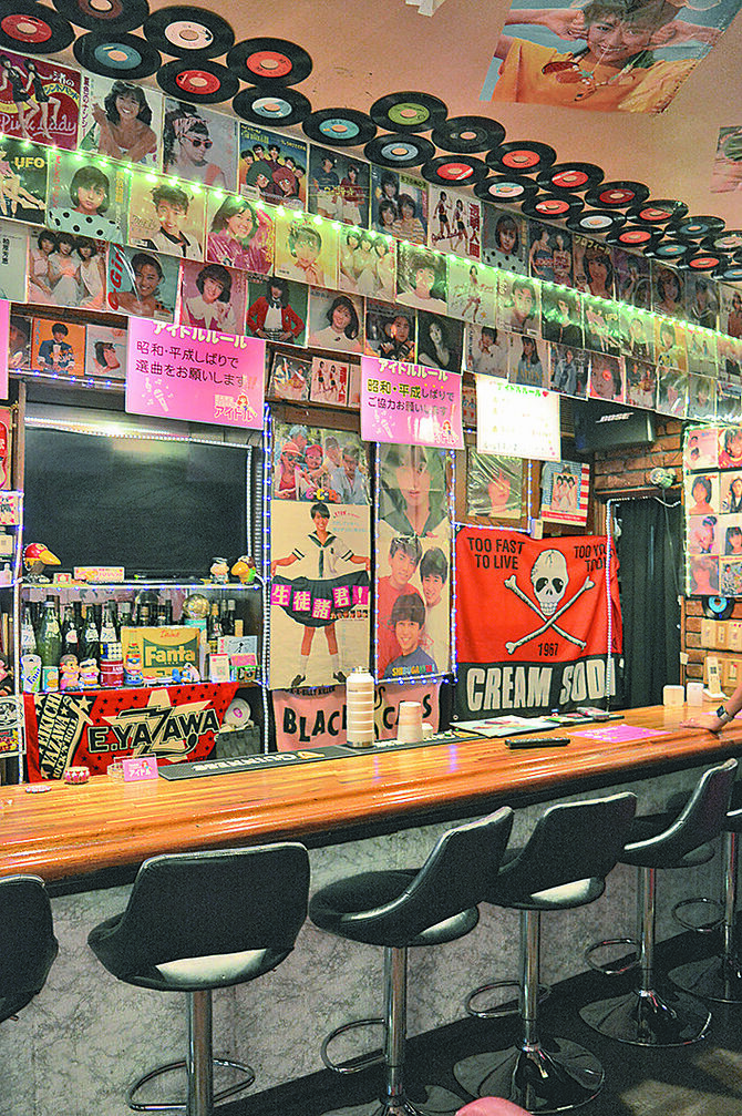壁や天井一面にレコードやポスターが飾られた店内