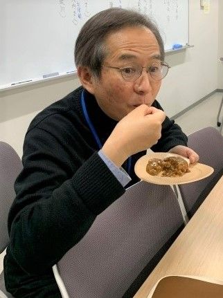 ゼミ授業中に（笑）、いちごのカレーをほおばる下村教授