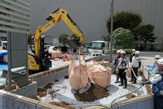 福島の除染土、３省庁の花壇に