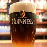 ビール片手にスポーツ観戦 パブリックスタイルのアイリッシュパブ「ライオ…