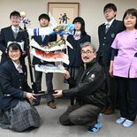 宇都宮クラーク高の生徒がこいのぼり飾りと粉ミルク寄贈　文化祭の益金活用…