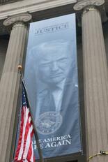 司法省にトランプ氏の巨大垂れ幕