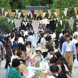 石畳でワイン、料理満喫　足利学校門前マルシェ　家族連れなど１万人超