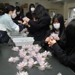 先輩の門出に手作りコサージュ　鹿沼南高できょう卒業式