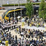 LRT開業１周年で「バースデイ・パーティー」　みやぞんさんと子どもたちが一緒に　誕生日列車も運行　