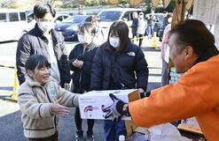 家族連れなど 福引き楽しむ