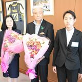 「ずっしりボリューム」知事と夫人にカーネーションの花束　母の日前に栃木県農大生