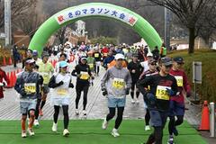 寒さはねのけ佐野路疾走