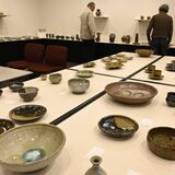 濱田庄司ゆかりのかやぶき屋根修繕へ　益子でチャリティー展、陶器や漆器400点　15日まで