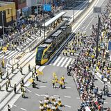 祝賀ムードに包まれＬＲＴ「発進」　宇都宮と芳賀結ぶ　沿線イベントに２万人