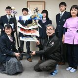 宇都宮クラーク高の生徒がこいのぼり飾りと粉ミルク寄贈　文化祭の益金活用し、済生会宇都宮乳児院に