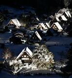 雪の白川郷、岐阜の夕闇に浮かぶ