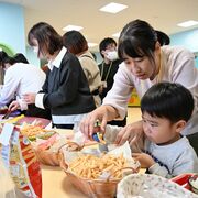 LRTに乗って車両基地とカルビー工場へ　人気の２社の見学会、初の合同企画　今後も継…