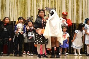 仮装コンテストで大賞に輝いた阿部さん（中央左）と三田さん