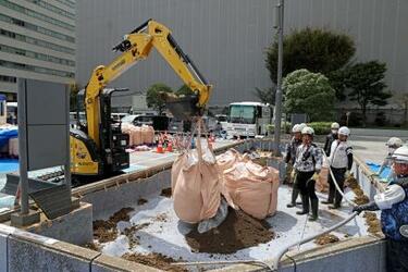 福島の除染土、３省庁の花壇に